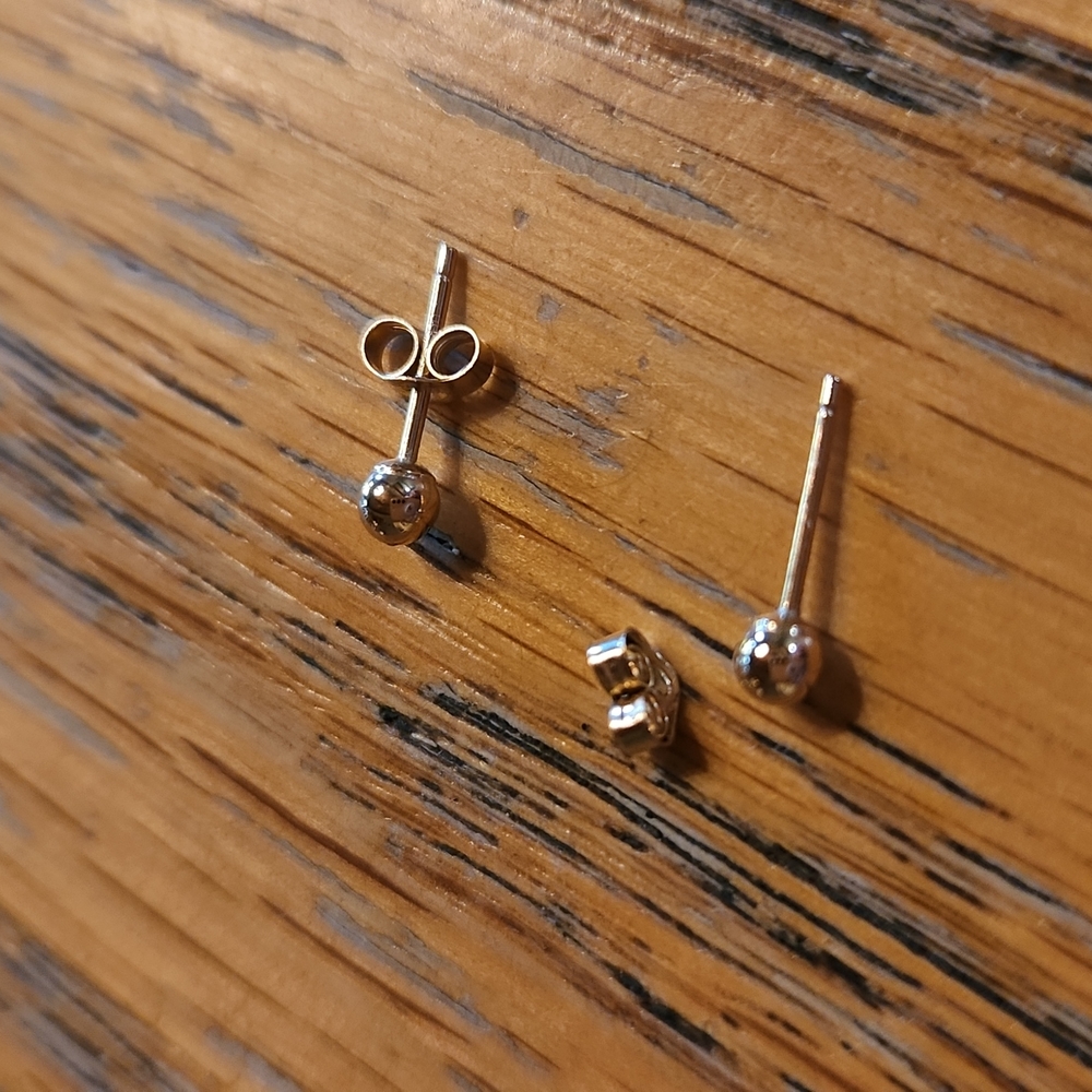 14k solid yellow gold, 3mm ball stud earrings - Picture 3 of 4